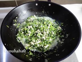 中火炖至无生味和豆腥味，加入适量的盐调味即可出锅