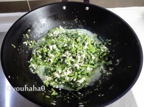 中火炖至无生味和豆腥味，加入适量的盐调味即可出锅