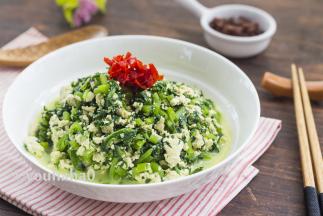 吃的时候拌入适量的泡椒碎或辣椒酱，即可当饭亦可当菜