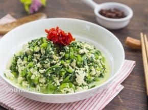 吃的时候拌入适量的泡椒碎或辣椒酱，即可当饭亦可当菜