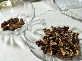 准备碧根果或者核桃。蔓越莓或葡萄干。