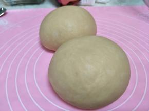 摁压排气，分成俩个面团。覆盖保鲜膜松弛15分钟。