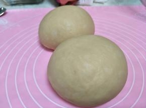 摁压排气，分成俩个面团。覆盖保鲜膜松弛15分钟。