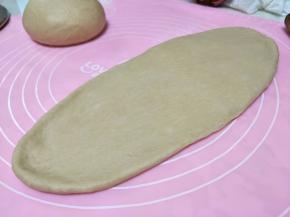 松弛后的面团很好擀开。