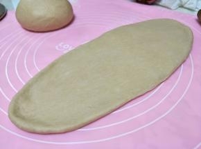 松弛后的面团很好擀开。