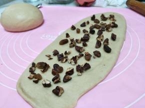 加入准备好的坚果干果。