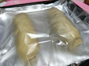 覆盖保鲜膜进行二次发酵。