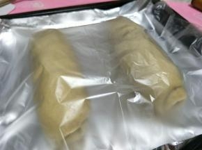 覆盖保鲜膜进行二次发酵。
