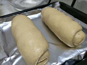 二次发酵完成，把蛋液淋到表面。