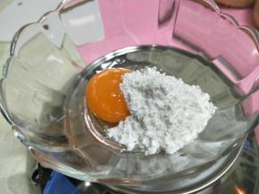 鸡蛋加糖粉混合均匀