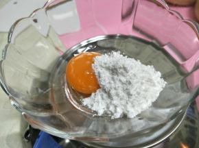 鸡蛋加糖粉混合均匀