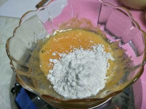 加入低筋面粉。