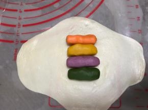 各取一份油酥放入中间，顺序可以打乱排放