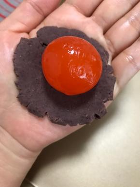 豆沙分成20克一份，分别包入咸蛋黄备用。蛋黄可以喷上高浓度的白酒放入预热好的烤箱180度烤5-8分钟，也可以直接包