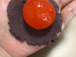 豆沙分成20克一份，分别包入咸蛋黄备用。蛋黄可以喷上高浓度的白酒放入预热好的烤箱180度烤5-8分钟，也可以直接包