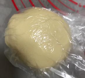 油皮部分的材料全部混合，揉出粗膜，放入保鲜袋醒一个小时。