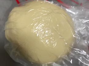 油皮部分的材料全部混合，揉出粗膜，放入保鲜袋醒一个小时。