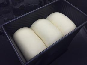 放入吐司模内，烤箱启动发酵功能38度，55-60分钟，发至模具八至九成