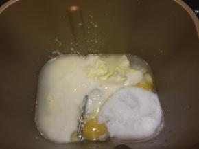 将除黄油以为的所有液体材料放入面包机桶内