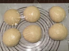 面团取出轻压排气，平均分成6份，分别搓圆，静置20分钟