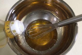 加入玉米油，继续搅拌。