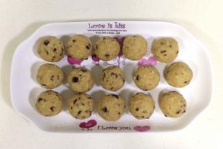 冷藏完毕后取出，平均分成15份，每份约30克，放入冰箱冷冻1个小时。