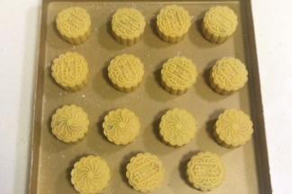 轻轻的把模具内的月饼推出来，全部压好后，给月饼表面喷水，无需喷太多，只要用喷壶轻轻一扫而过即可，喷后静置5～10分钟。