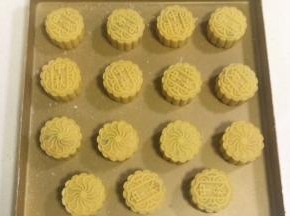 轻轻的把模具内的月饼推出来，全部压好后，给月饼表面喷水，无需喷太多，只要用喷壶轻轻一扫而过即可，喷后静置5～10分钟。