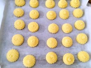 挤出自己喜欢的花朵，烤箱预热180度，将曲奇入烤箱170度烤20分钟，表面上色即可，刚出炉的曲奇比较软，凉透就变硬了