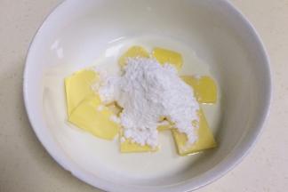 把黄油、牛奶和糖粉一起加入大碗内，放入微波炉加热约30秒，至黄油融化即可。