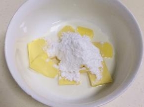 把黄油、牛奶和糖粉一起加入大碗内，放入微波炉加热约30秒，至黄油融化即可。