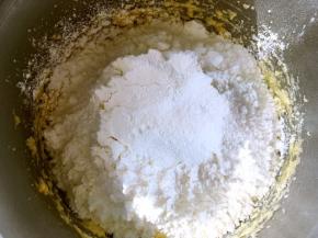 过筛低筋面粉、玉米淀粉跟奶粉，刮棒切拌均匀