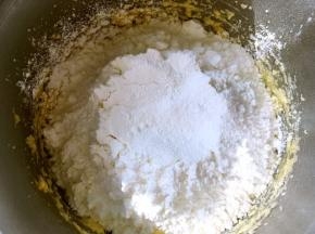 过筛低筋面粉、玉米淀粉跟奶粉，刮棒切拌均匀