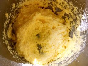 过筛低筋面粉、玉米淀粉跟奶粉，刮棒切拌均匀