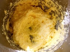 过筛低筋面粉、玉米淀粉跟奶粉，刮棒切拌均匀