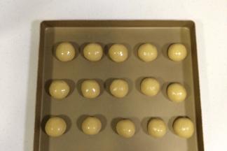 醒发好的饼皮面团分成15等份，每份约20克。