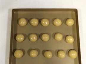 醒发好的饼皮面团分成15等份，每份约20克。
