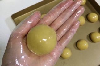 收口后，两手把它搓成光滑的圆球状。