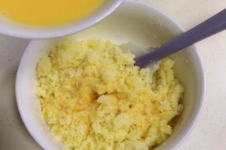 待放凉后，加入鸡蛋液，翻拌均匀。