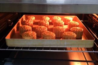 继续送入预热好的烤箱中层，180度15分钟，注意观察上色情况，待上色后可以盖锡纸。