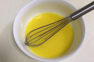 用手动打蛋器搅拌均匀。