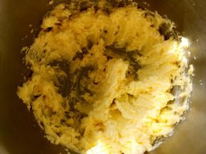 分次加入全蛋液，打发均匀