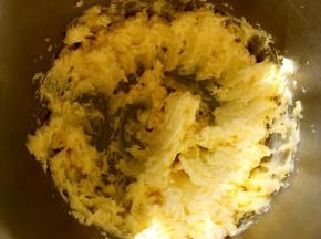 分次加入全蛋液，打发均匀