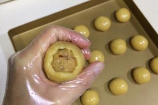 用手的虎口位置，把饼皮四周向上推，边推边收口。