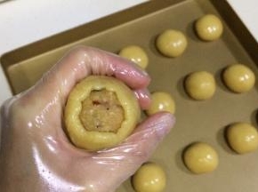 用手的虎口位置，把饼皮四周向上推，边推边收口。