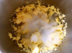 黄油软化打发几下，加砂糖跟盐搅拌均匀，打发至蓬松状态