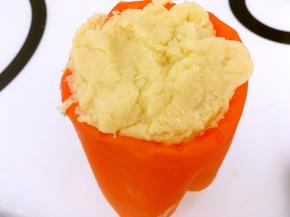 将搅拌好的面糊装入裱花袋，裱花嘴选自己喜欢的就可以