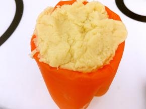 将搅拌好的面糊装入裱花袋，裱花嘴选自己喜欢的就可以