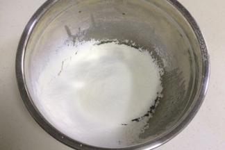 筛入中筋面粉和奶粉。