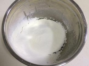 筛入中筋面粉和奶粉。